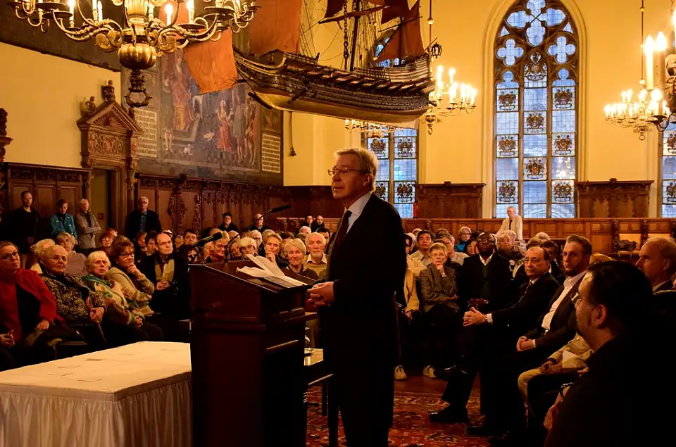 Bürgermeister Böhrnsen begrüßt die zahlreichen Gäste verschiedener Religionen zur Interreilgiösen Andacht