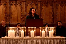 Moderatorin Irina Drabkina und die "sieben Kerzen der Hoffnung"