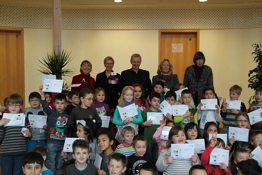 Hinten stehend von links: Personen: Barbara Lison, Direktorin der Stadtbibliothek, Bildungssenatorin Eva Quante-Brandt, Friedrich der Zauberer, Jutta Schmidt, Schulleiterin der Grundschule Schule an der Parsevalstraße, und Anke Hüffermann, ehrenamtliche Lernhelferin