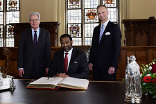 Eintrag in das Goldene Buch: Botschafter Amunugama, Bürgermeister Böhrnsen (li.) und Honorarkonsul Kriwat