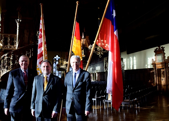 Honorarkonsul  Reinhard Kütter, Botschafter Mariano Fernández Amunátegui und Bürgermeister Jens Böhrnsen (v.li.)