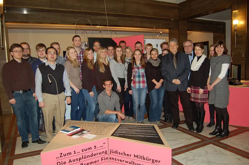 Die Finanzanwärterinnen und Finanzanwärter 2012 zusammen mit ihren Ausbildern und Staatsrat Henning Lühr