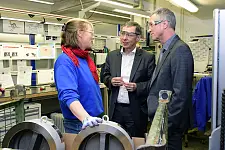 Rundgang durch die Produktion: Anja Hemmer erklärt Bürgermeister Sieling, worauf es bei der Warenabnahme ankommt; rechts im Bild Lutz Oelsner, Vorstandsvorsitzender Gestra AG