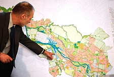 Stadtplaner Tom Lecke-Lopatta weist auf die markanten Punkte im Flächennutzungsplan hin