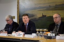 Senator Lohse (Mitte) und Staatsrat Wolfgang Golasowski erläutern den neuen Bremer Flächennutzungsplan; links im Bild: Senatssprecher Hermann Kleen