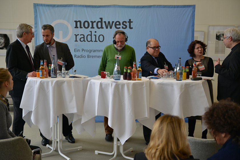 Während der Aufzeichnung der Nordwestradio-Sendung in der Bremischen Bürgerschaft (v.l.): Bürgermeister Böhrnsen im Gespräch mit dem Vertreter der Schura, Sead Redzepi, der Moderator Hans-Heinrich Obuch, Pedro Benjamin Becerra (Vorsitzender der jüdischen Gemeinde Delmenhorst), Prof. Dr. Yasemin Karakasoglu (Konrektorin Universität Bremen), und Dr. Bernd Kuschnerus (stv. Schriftführer der Bremischen Evangelischen Kirche)