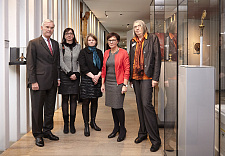 Dr. Detlev G. Gross, Carmen Emigholz, Dr. Henrike Weyh, Dr. Frauke von der Haar und Prof. Dr. Uta Halle (von links) neben der Krümme von Limoges (rechts in der Vitrine). 