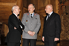 Vor Beginn des Empfangs in der Oberen Rathaushalle: Christian Weber, Claus Körbi und Ulrich Mäurer (v.l.)
