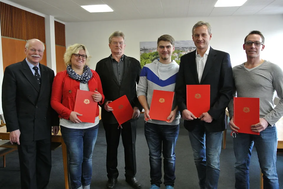 Foto von links: Innensenator Mäurer, Annika Kohn, Hans-Georg Eilers, Marcel Wendelken, Uwe Köster, Markus Schaa