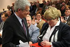 Bürgermeister Böhrnsen überreicht Medaille und Dankurkunde an Irmgard Menger