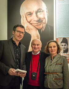 Rainer Geue (l.) mit Zeitzeuge Igor Wayntraub und Elvira Noa