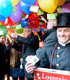 Bürgermeister Böhrnsen schickt die Ballons mit den ersten Losen auf ihre Reise