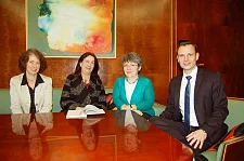  Anke Saebetzki (Abteilungsleiterin Personal- und Verwaltungsmanagement im Finanzressort), Finanzsenatorin Karoline Linnert, Dr. Schack und Dr. Neumann im Büro der Senatorin (von links)