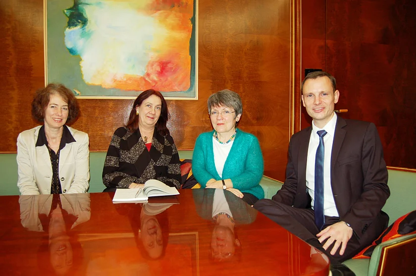  Anke Saebetzki (Abteilungsleiterin Personal- und Verwaltungsmanagement im Finanzressort), Finanzsenatorin Karoline Linnert, Dr. Schack und Dr. Neumann im Büro der Senatorin (von links)