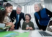 Trickfilmproduktion: Mariam und Alissar der Grundschule an der Robinsbalje "tricksen" mit Bürgermeister Böhrnsen und ihrer Lehrerin Cornelia Weßling