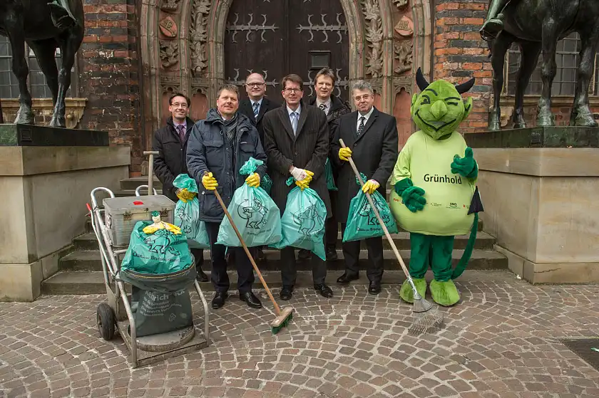 Zum Auftakt der diesjährigen Aktion ‚Bremen räumt auf!‘ kamen die Initiatoren zusammen: v.l.n.r.: Frank Steinhardt (Bereichsleiter, Marketing, swb Vertrieb Bremen GmbH), Umweltsenator Dr. Joachim Lohse, Volker Ernst (Geschäftsführer der Entsorgung Nord GmbH), Moritz Döbler (Chefredakteur, WESER KURIER), Lothar Fäsenfeld (Presse & Öffentlichkeitsarbeit, Sparkasse Bremen AG) und Manfred Sydow (Mitglied des Vorstands der GEWOBA AkG Wohnen und Bauen)  