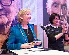 Hannelore Kraft und Ulrike Hiller freuen sich über die Krönung