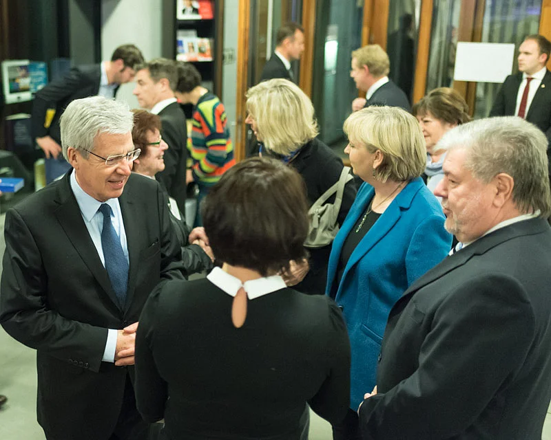 [v.l.] Jens Böhrnsen im Gespräch mit Ulrike Hiller, Hannelore Kraft und Kurt Beck