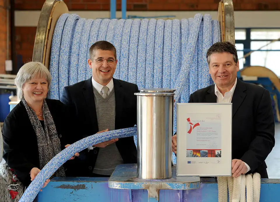 Staatsrätin Gabriele Friderich beglückwünscht  die beiden Geschäftsführer von Geo. Gleistein Thomas Schlätzer und Klaus Walther (v.l.n.r.) zur Auszeichnung zum 