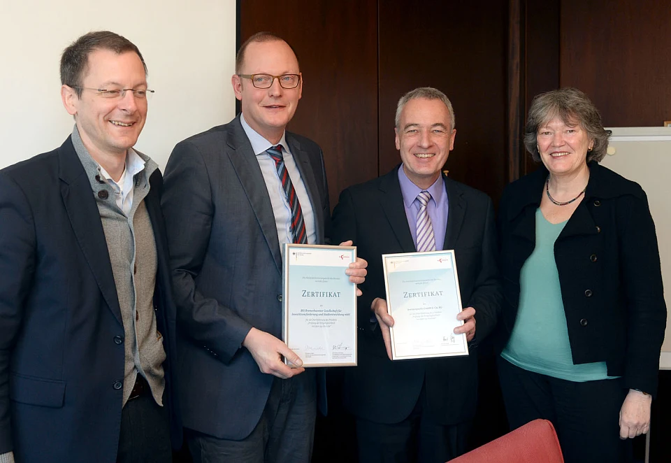 Von links: Senator Martin Günthner, Nils Schnorrenberg (BIS) Horst Rehberg (bremenports GmbH & Co. und Landesfrauenbeauftragte Ulrike Hauffe