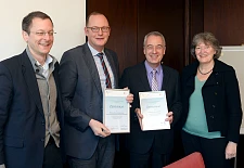 Von links: Senator Martin Günthner, Nils Schnorrenberg (BIS) Horst Rehberg (bremenports GmbH & Co. und Landesfrauenbeauftragte Ulrike Hauffe