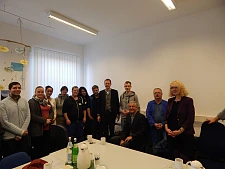 Senator Günthner mit Jugendlichen und dem KOMPASS-Team