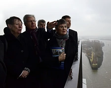 Innovatives Quartier am Wasser: Bürgermeister Böhrnsen zeigt Bundesministerin Hendricks die Überseestadt