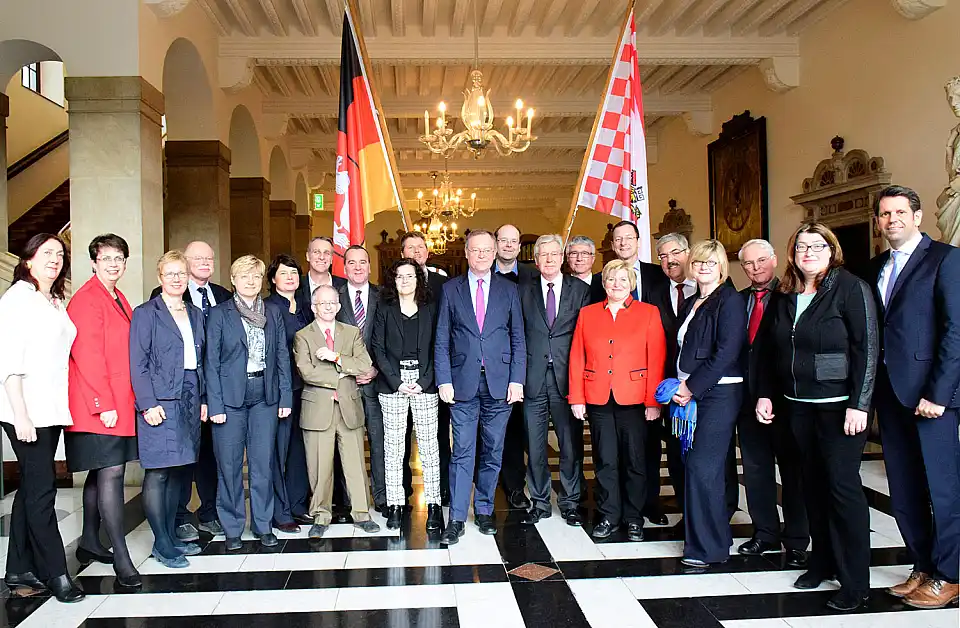 Gemeinsame Kabinettssitzung in Bremen: Die Mitglieder der beiden Landesregierungen von Niedersachen und Bremen