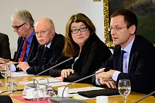 Justizsenator Martin Günthner, Sozialsenatorin Anja Stahmann und Innensenator Ulrich Mäurer stellen auf der Pressekonferenz im Rathaus die Eckpunkte vor (v.r.)