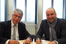 Senator Dr. Hermann Schulte-Sasse (Aufsichtsratsvorsitzender der Gesundheit Nord gGmbH und Senator für Gesundheit, links) und Albert Schuster bei der Vertragsunterzeichnung