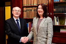 In der Bibliothek des Bremer Rathauses: Polens Generalkonsul Marian Cichosz und Bremens Bürgermeisterin Karoline Linnert