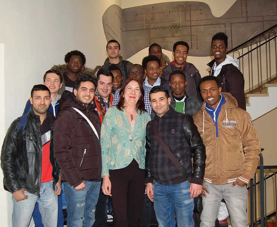 Karoline Linnert im Kreis der Projektteilnehmer