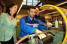 Sami Allah Sultan (Mitte) zeigt Bürgermeisterin Karoline Linnert unter den Augen von Lehrmeister Ernst Littmann was er gelernt hat