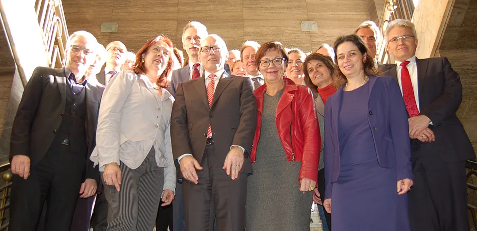 Finanzsenatorin Karoline Linnert im Kreise der Erstunterzeichner