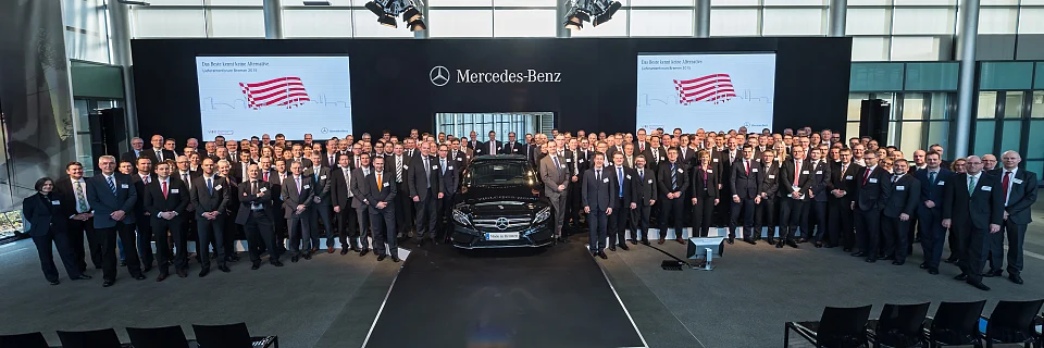 Gruppenfoto - Lieferantenforum im Bremer Mercedes Benz-Werk mit großer Resonanz