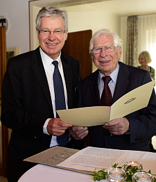 Bürgermeister Jens Böhrnsen gratuliert Moritz Thape zu seinem 95. Geburtstag