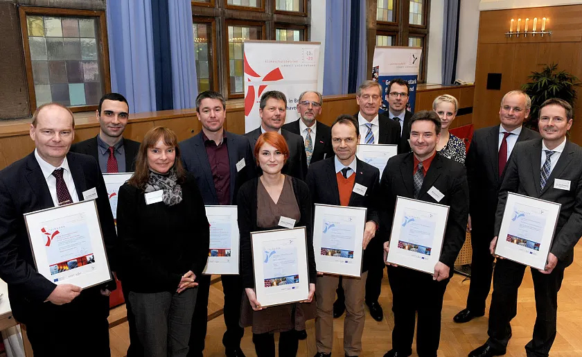 Zum Jahresempfang der Bremer Umweltpartnerschaft in der Handwerkskammer hieß Umweltsenator Dr.  Joachim Lohse gemeinsam mit Vizepräses Hans-Joachim Stehr und Hauptgeschäftsführerin Martina Jungclaus die neuen Mitglieder Coffein Compagnie Dr. Erich Scheele GmbH & Co. KG, Der radelnde Installateur, Meiners Druck oHG, ThyssenKrupp System Engineering GmbH und den Friseurbetrieb UBEO Engelhardt und Hardtke GbR herzlich willkommen. Die drei Unternehmen Emotion Warenhandels GmbH, Nägele Feinwerktechnik GmbH und Hotel Westfalia zeichnete Lohse für vorbildlichen betrieblichen Klimaschutz zum ‚Klimaschutzbetrieb CO2-20‘ aus.