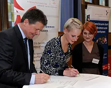 Umweltsenator Lohse und Lisa Hardtke und Miriam Engelhardt vom Friseur UBEO unterzeichnen die Rahmenvereinbarung zur Aufnahme in die Umweltpartnerschaft