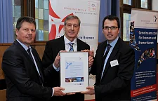 Umweltsenator Lohse beglückwünscht Michael Klös und Dr. Lars Michels von der ThyssenKrupp System Engineering GmbH aus Bremen-Nord zur Aufnahme in die Bremer Umweltpartnerschaft