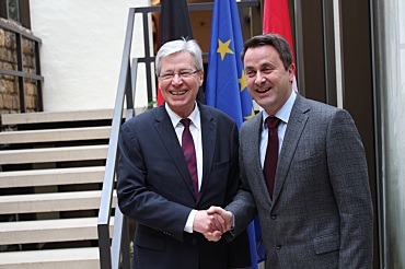 Bremens Bürgermeister Jens Böhrnsen (li.) wird von Luxemburgs Premierminister Xavier Bettel begrüßt; Foto: Botschaft der Bundesrepublik Deutschland in Luxemburg