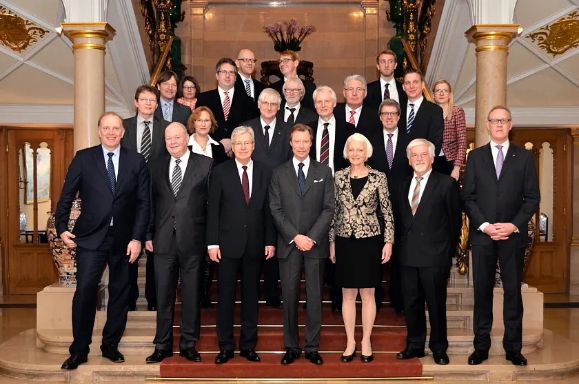 Bürgermeister Jens Böhrnsen (1. Reihe, 3.v.l.) und die Bremer Delegation mit Großherzog Henri (1. Reihe, 4.v.l.), der deutschen Botschafterin Christine Gläser (1. Reihe, 3.v.r.) und dem Bremer Honorarkonsul für Luxemburg, Hans-Jürgen Blöcker (1. Reihe, 2.v.r.); Foto: cour grand-ducale