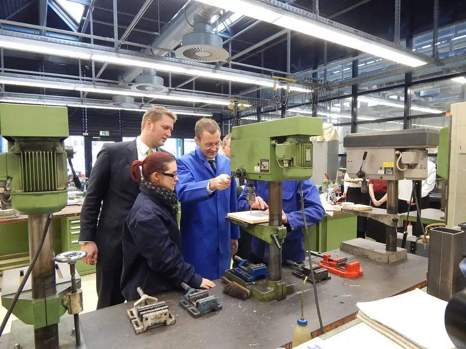 Auszubildende des Berufsbildungswerkes Bremen geben Senator Günthner Einblick in ihre Tätigkeit