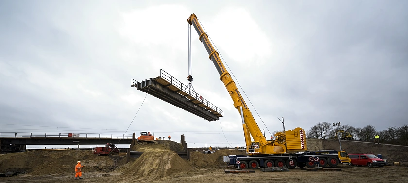 Insgesamt 50 Hektar zusätzliche Fläche entstehen im Gewerpark Hansalinie in Hemelingen an der A1. Um die Europaallee dort künftig vierspurig unter den Bahngleisen weiterführen zu können, wurden in der Nacht von Sonnabend auf Sonntag die erste Hilfsbrücke gesetzt, die zweite folgte am Morgen.