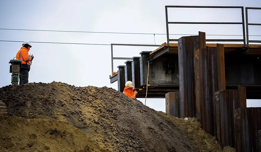 Rund 58 Tonnen Gewicht, 24,5 Meter Länge und ein dicht getakteter Zeitplan, der eine enge Abstimmung mit der Deutschen Bahn verlangte – die Baumaßnahme stellte die Projektbeteiligten vor besondere Herausforderungen.