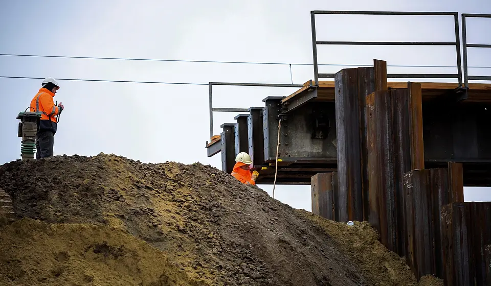 Rund 58 Tonnen Gewicht, 24,5 Meter Länge und ein dicht getakteter Zeitplan, der eine enge Abstimmung mit der Deutschen Bahn verlangte – die Baumaßnahme stellte die Projektbeteiligten vor besondere Herausforderungen.