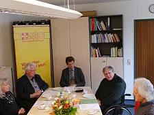 Elvira Eckert, Wilfried Hautop (Geschäftsführer Werkstatt Bremen); Jürgen Lehmann (Geschäftsführer ASB), Sozialstaatsrat Horst Frehe und Heinz Becker, Leiter der ASB-Tagesförderstätte Elisabeth-Selbert-Straße (Ostzerholz)