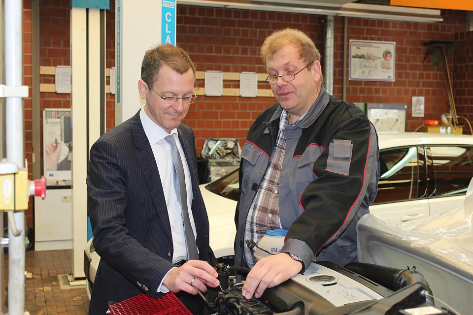 Ausbildungsmeister Andreas Tietjen gibt Senator G&uuml;nthner Einblick in seinen Arbeitsalltag. Foto: Thomas Fuchs