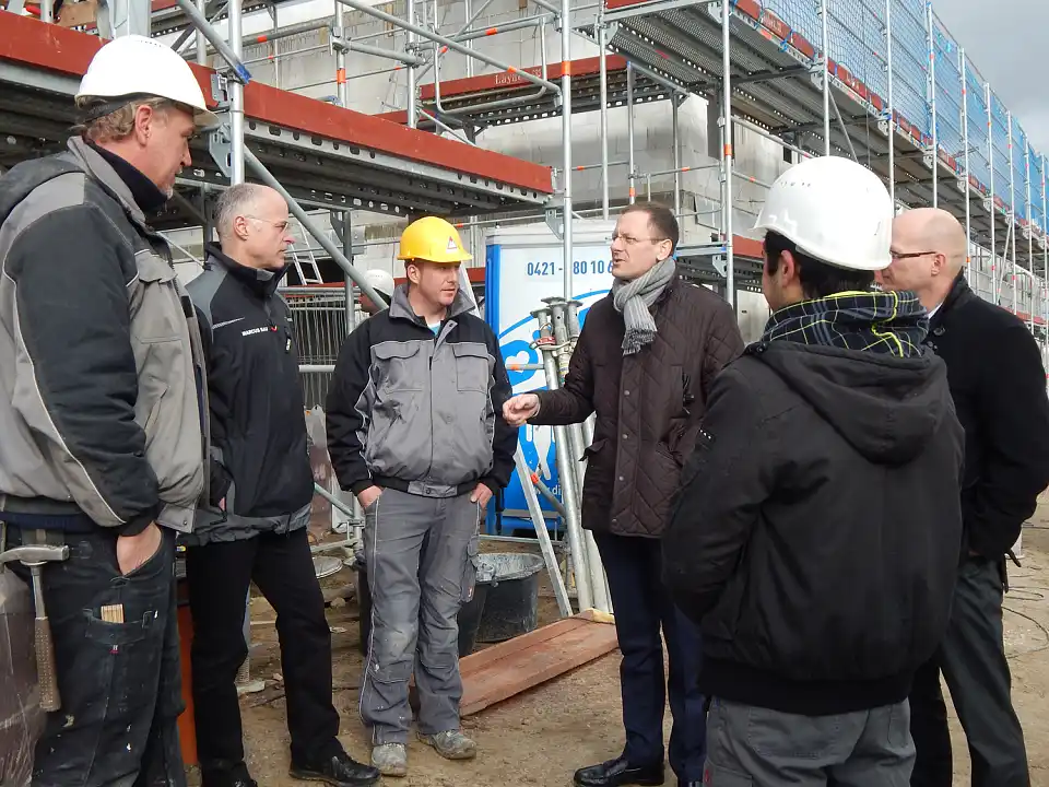 Senator Günthner im Gespräch mit Vertretern der Handwerkskammer und der Firma der Marcus Bau. Foto: Senator für Wirtschaft, Arbeit und Häfen
