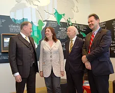 Melitta-Geschäftsführer Dr. Frank Strege informiert Bürgermeisterin Karoline Linnert sowie Uwe Nullmeyer und Marco Pfleging von der Airport Interessengemeinschaft über die weltweiten Handelsbeziehungen des Unternehmens (von links nach rechts)
