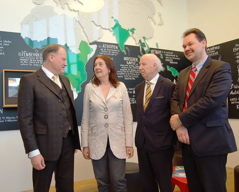 Melitta-Geschäftsführer Dr. Frank Strege informiert Bürgermeisterin Karoline Linnert sowie Uwe Nullmeyer und Marco Pfleging von der Airport Interessengemeinschaft über die weltweiten Handelsbeziehungen des Unternehmens (von links nach rechts)